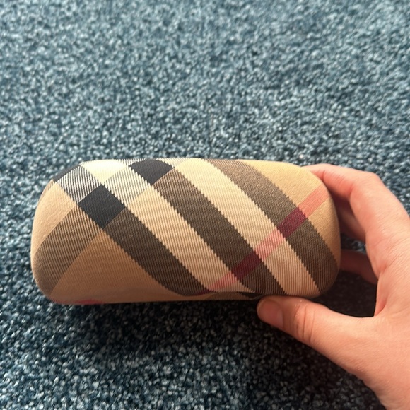 Burberry black sunglasses includes case - Picture 11 of 11